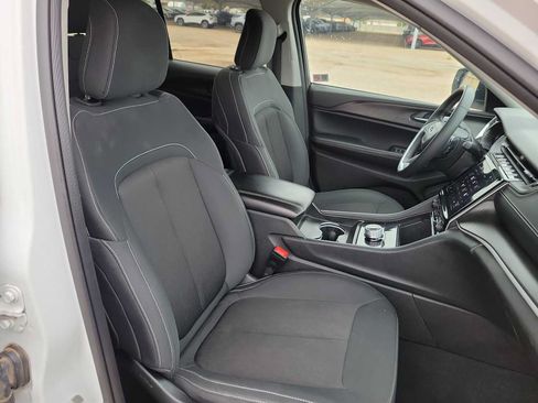Used 2024 Jeep Grand Cherokee Laredo AWD/4WD image 18