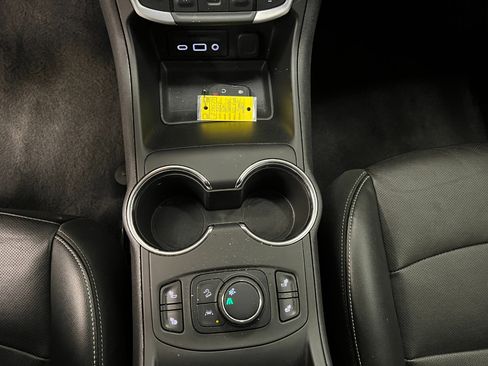 Used 2024 GMC Terrain SLT image 40