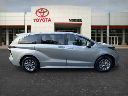 Used 2025 Toyota Sienna XLE FWD image 4