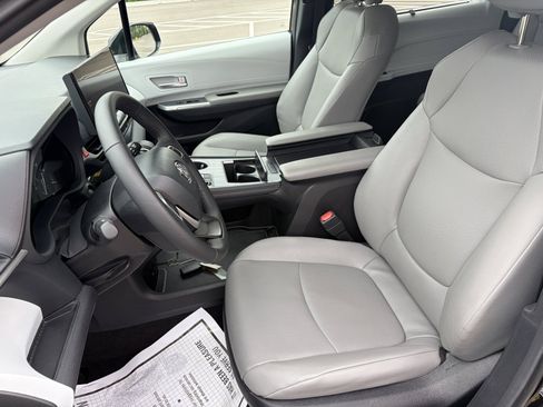 Used 2026 Toyota Sienna XLE FWD image 12