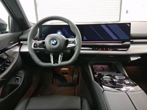 New 2026 BMW 530i xDrive w/ M Sport Package AWD/4WD image 4