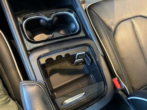 Used 2026 Chrysler Pacifica Limited FWD image 8