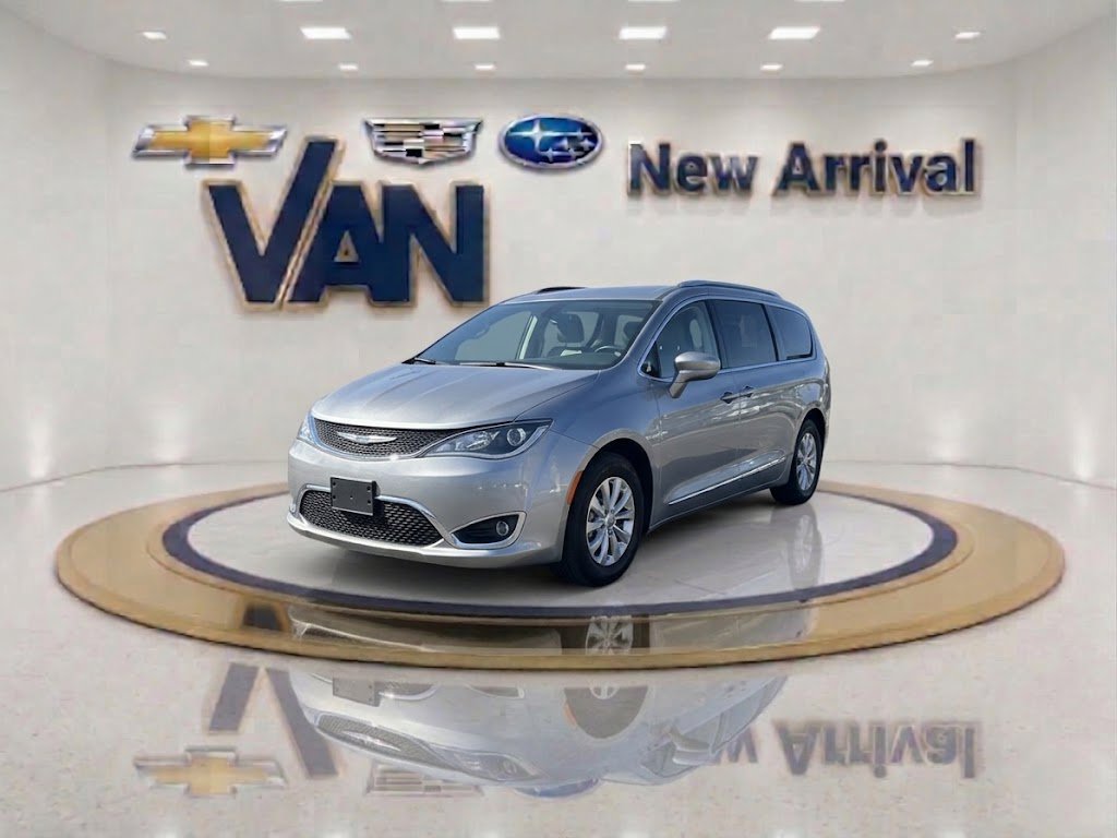 Used 2019 Chrysler Pacifica Touring-L FWD image 1