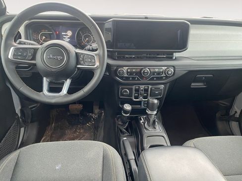 Used 2024 Jeep Wrangler Unlimited Sahara AWD/4WD image 10