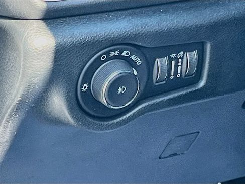Used 2026 Chrysler Pacifica Select FWD image 10