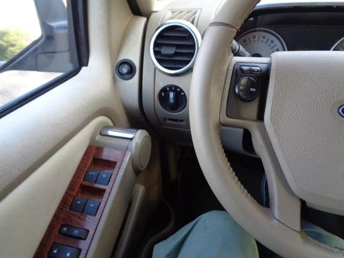 Used 2007 Ford Explorer Eddie Bauer image 21