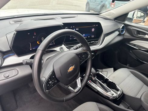 Used 2025 Chevrolet Trax LT w/ LT Convenience Package FWD image 4