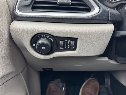 Used 2020 Chrysler Pacifica Touring-L image 28