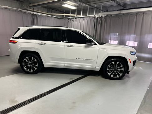 Used 2023 Jeep Grand Cherokee Overland AWD/4WD image 8