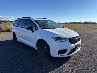 Used 2024 Chrysler Pacifica Limited w/ S Appearance Package