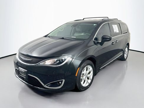 Used 2020 Chrysler Pacifica Touring-L Plus w/ Tire & Wheel Group FWD image 3