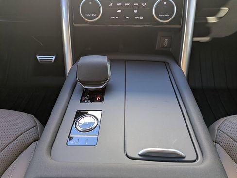 New 2026 Land Rover Discovery Limited Edition image 19