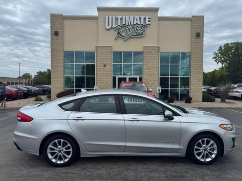 Used 2019 Ford Fusion SE image 1