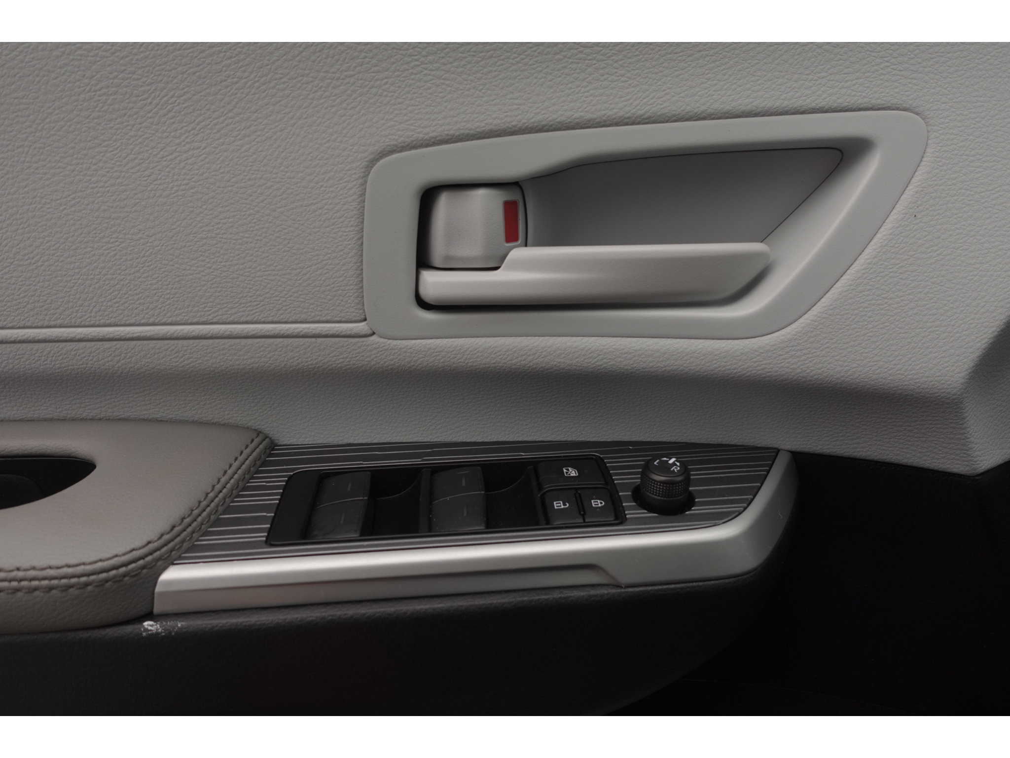 Certified 2025 Toyota Sienna LE FWD image 11