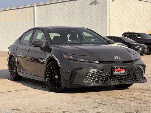 Used 2025 Toyota Camry SE image 2