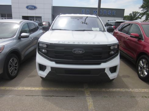 Used 2025 Ford Expedition Max Active AWD/4WD image 2