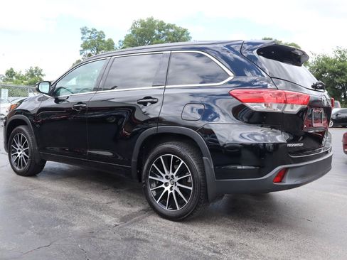 Used 2018 Toyota Highlander SE AWD/4WD image 3