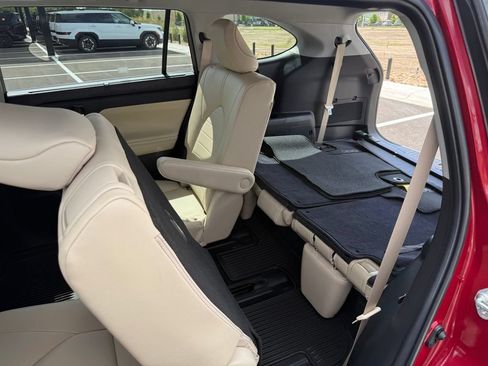 Used 2023 Toyota Highlander XLE FWD image 25