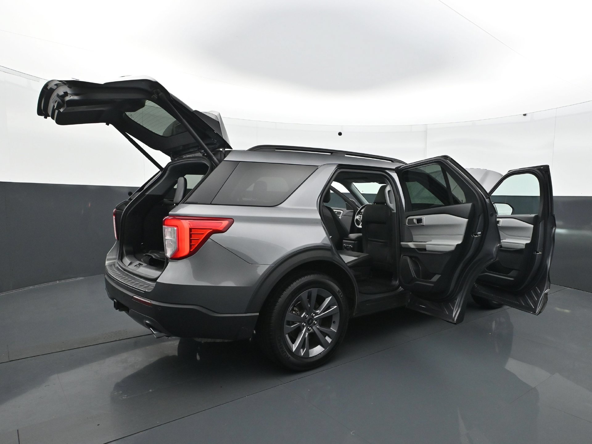 Used 2022 Ford Explorer XLT w/ Equipment Group 202A AWD/4WD image 37