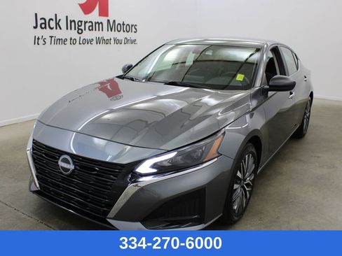 Used 2025 Nissan Altima 2.5 SV FWD image 1