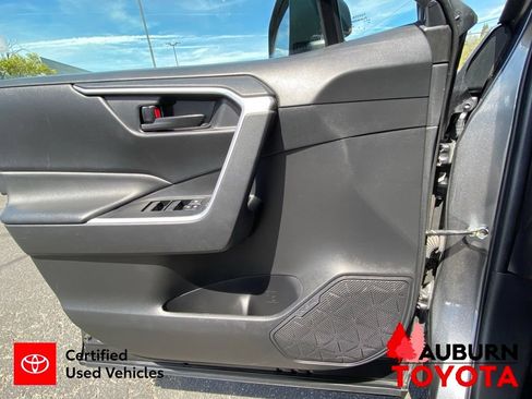 Used 2022 Toyota RAV4 LE AWD/4WD image 32