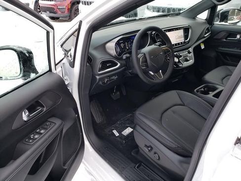 New 2026 Chrysler Voyager LX image 6