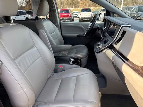 Used 2018 Toyota Sienna XLE image 10