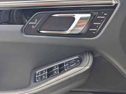 Certified 2025 Porsche Macan image 14