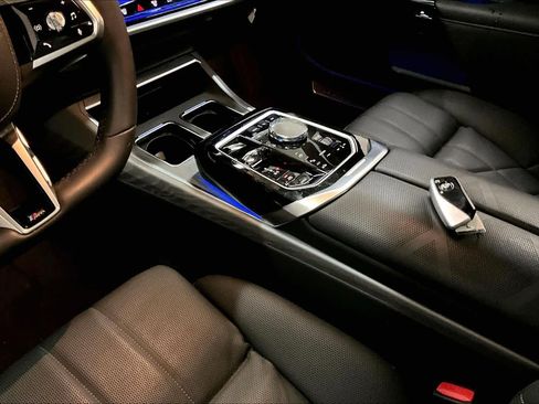 Used 2025 BMW 760i xDrive image 19