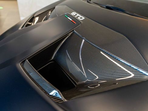 Used 2024 Lamborghini Huracan STO RWD image 29
