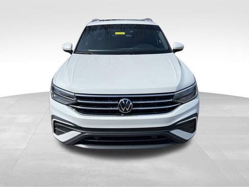 Used 2023 Volkswagen Tiguan SE image 3