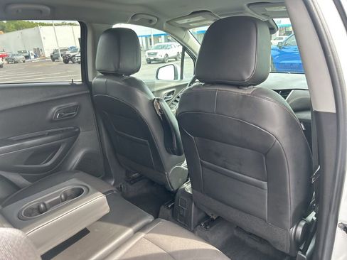 Used 2022 Chevrolet Trax LT w/ LT Convenience Package image 39