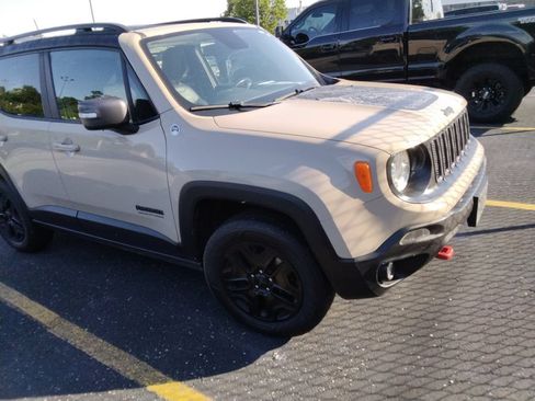 Used 2017 Jeep Renegade Trailhawk AWD/4WD image 9