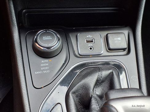 Used 2019 Jeep Cherokee Limited image 12