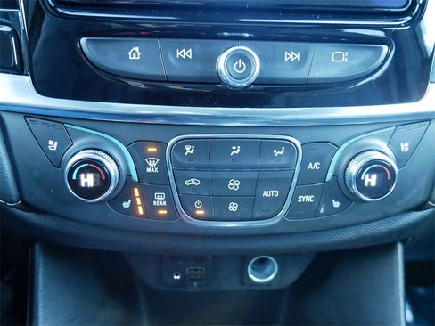 Used 2022 Chevrolet Traverse Premier image 20