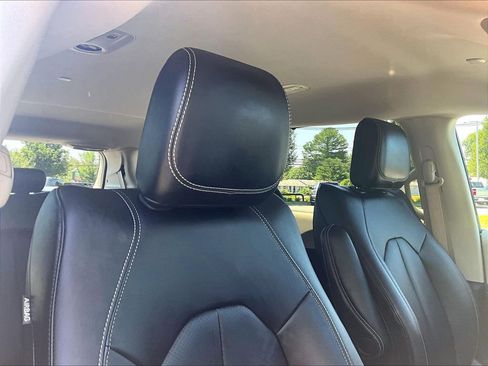 Used 2024 Chrysler Pacifica Touring-L FWD image 23