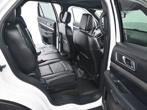 Used 2018 Ford Explorer XLT w/ Equipment Group 202A AWD/4WD image 14
