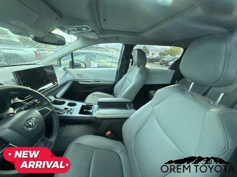 Used 2026 Toyota Sienna XLE FWD image 5