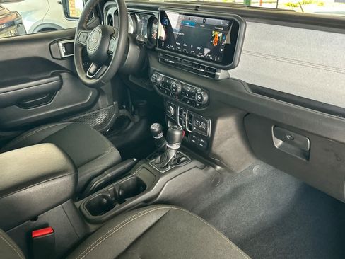 Used 2024 Jeep Gladiator Sport AWD/4WD image 16