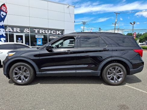 Used 2023 Ford Explorer XLT w/ Equipment Group 202A AWD/4WD image 7