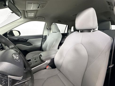 Certified 2023 Toyota Highlander L image 15