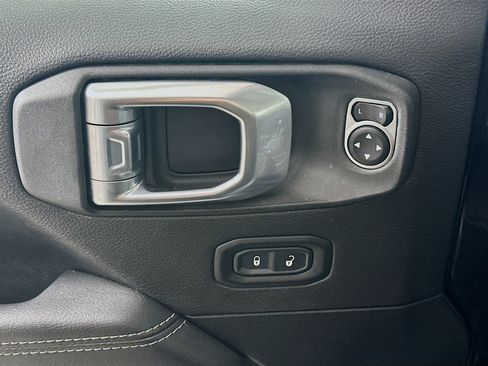 Used 2023 Jeep Wrangler Unlimited Sahara AWD/4WD image 15
