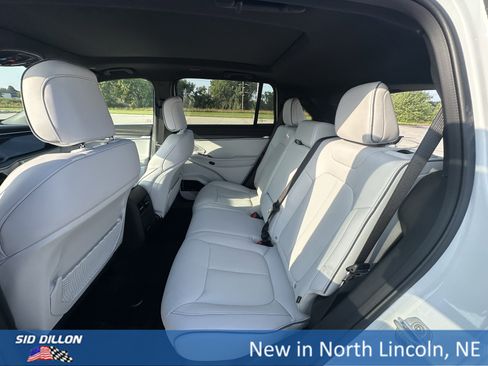 New 2025 Jeep Wagoneer Limited image 15