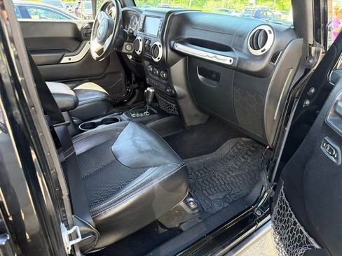 Used 2015 Jeep Wrangler Unlimited Sahara AWD/4WD image 9