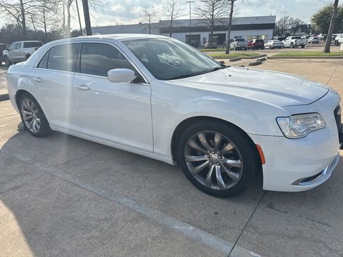 Used 2019 Chrysler 300 Touring L w/ Quick Order Package 22F image 5