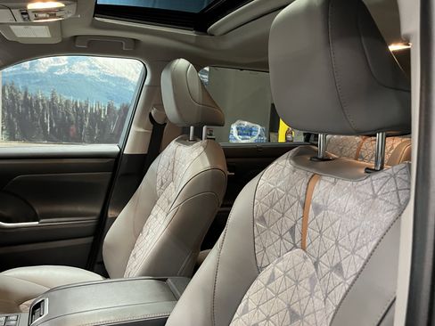 Used 2023 Toyota Highlander Bronze Edition AWD/4WD image 18