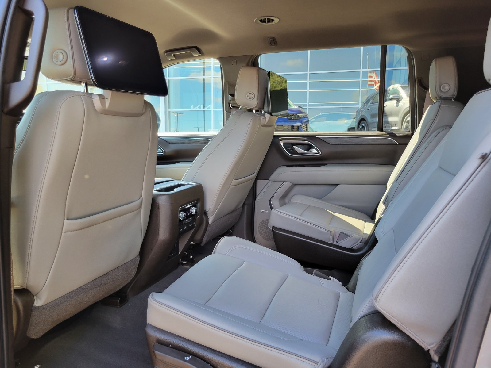 Used 2021 GMC Yukon XL SLT w/ Rear Media and Nav Package AWD/4WD image 25
