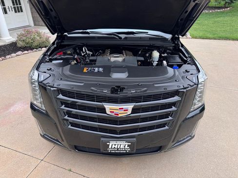 Used 2019 Cadillac Escalade ESV Luxury w/ Escalade Sport Edition AWD/4WD image 31