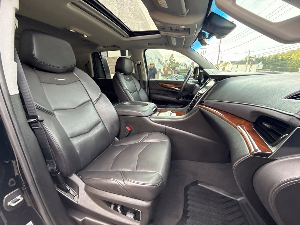 Used 2018 Cadillac Escalade Luxury AWD/4WD image 34