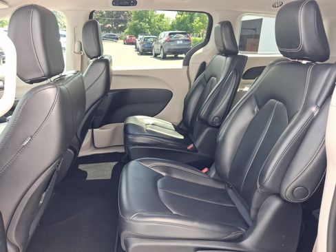 Used 2023 Chrysler Pacifica Touring-L FWD image 18